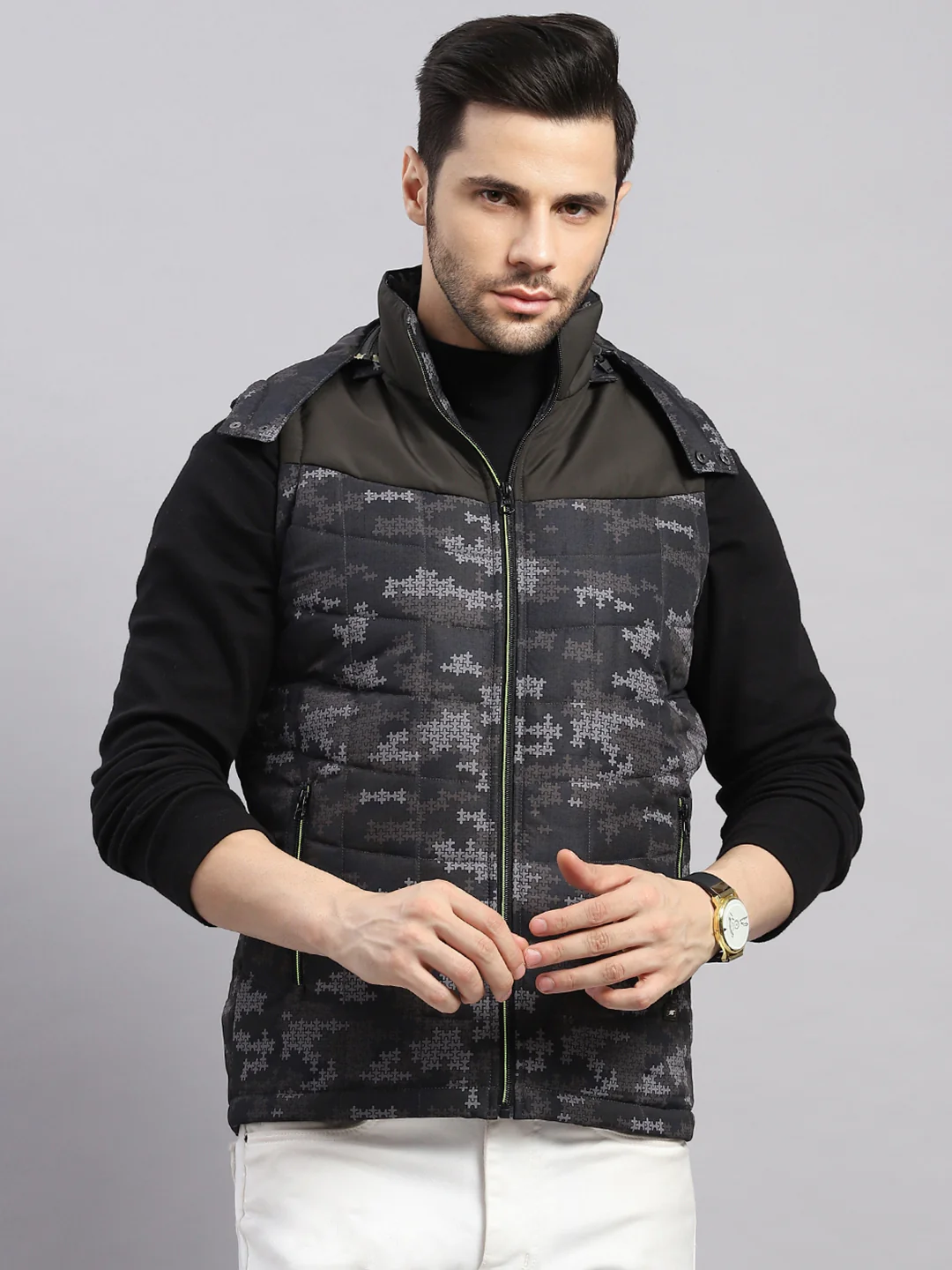Men Green Solid Hooded Sleeveless Jacket